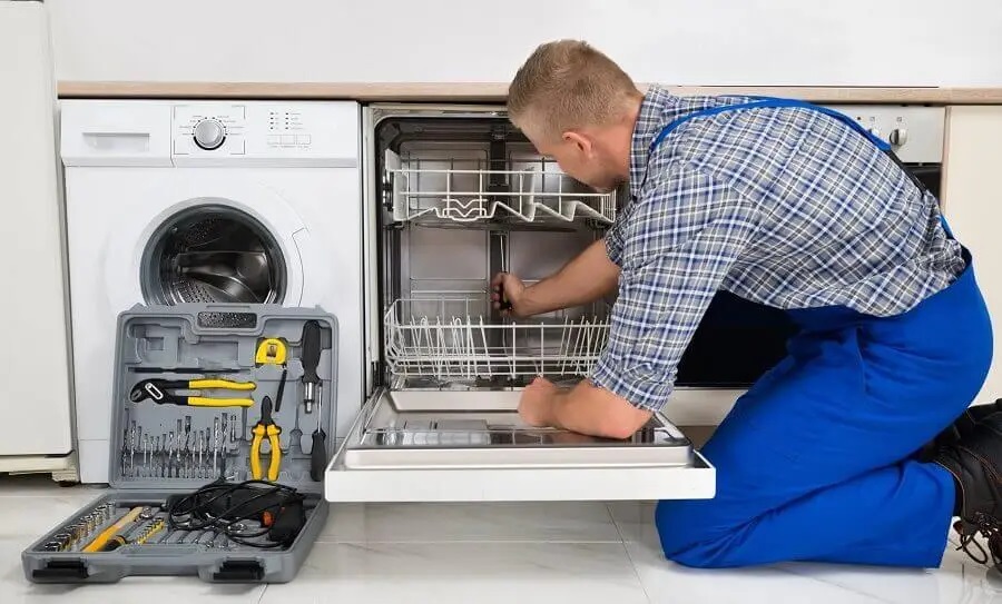 Karacasu Gorenje servisi teknisyen ekibi beyaz eşya tamiri yaparken